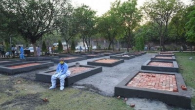 कोरोना कहर : शव जलाउने ठाउँ नभएर दिल्लीमा पार्कमा बनाइयो…