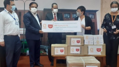 केयर नेपालद्वारा १ कराेड ३५ लाख बढीको मेडिकल उपकरण सहयोग
