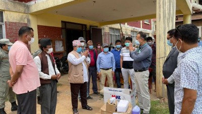 डा बुद्धिमानद्धारा चापाकोट र गल्याङमा स्वास्थ्य सामग्री वितरण