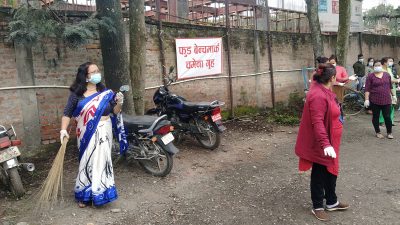 स्वास्थ्य मन्त्रालयका कर्मचारी मन्त्रालय सरसफाइमा झाडू बोकेर मैदानमा उत्रिए