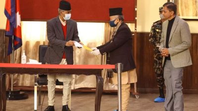मास्क नलगाई योगेश भट्टराई कोरोनाबारे ध्यानाकर्षण गराउन बालुवाटार पुगेपछि…