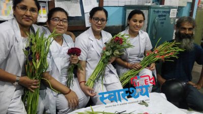 वीर अस्पतालका नर्सलाई कुरुवाकाे फुल उपहार 