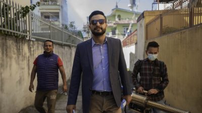 डेंगु नियन्त्रणका नाममा ‘फग मेसिन’ लिएर भोट माग्न उम्मेदवार घर-घरमा
