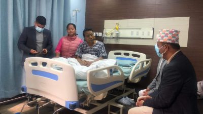 वर्षमानको स्वास्थ्य अवस्था बुझ्न सुमेरु अस्पताल पुगे स्वास्थ्यमन्त्री
